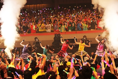 客席に飛び込んでのパフォーマンスに周囲の観客は大興奮。（photo by hajime kamiiisaka）