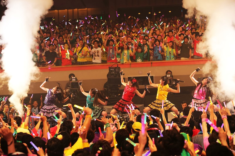 客席に飛び込んでのパフォーマンスに周囲の観客は大興奮。（photo by hajime kamiiisaka）