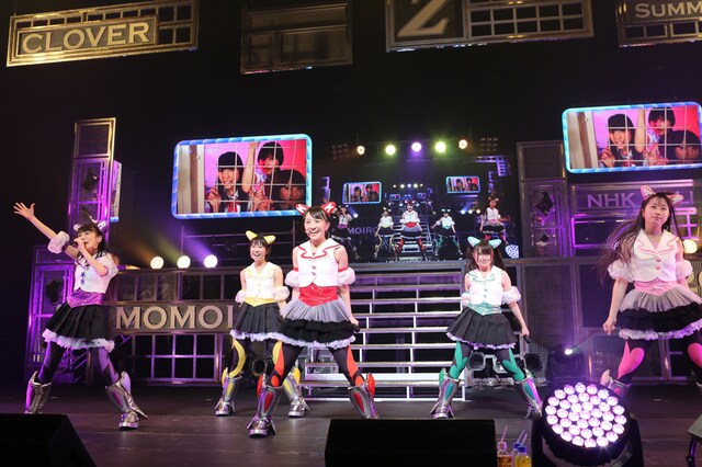 アンコールではニューシングル「Z女戦争」仕様の新衣装も披露された。（photo by hajime kamiiisaka）