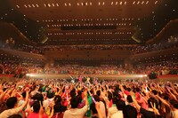「ももいろクローバーZ ももクロ夏のバカ騒ぎ Summer Dive 2012 Tour -開幕戦- 6.17 NHKホール大会」より。（photo by hajime kamiiisaka）