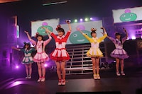 「ももいろクローバーZ ももクロ夏のバカ騒ぎ Summer Dive 2012 Tour -開幕戦- 6.17 NHKホール大会」より。（photo by hajime kamiiisaka）