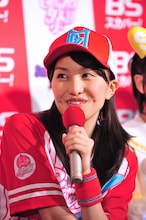 本日のヒロイン、百田夏菜子は記者会見でユニフォーム風の衣装を着用。