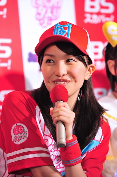 本日のヒロイン、百田夏菜子は記者会見でユニフォーム風の衣装を着用。