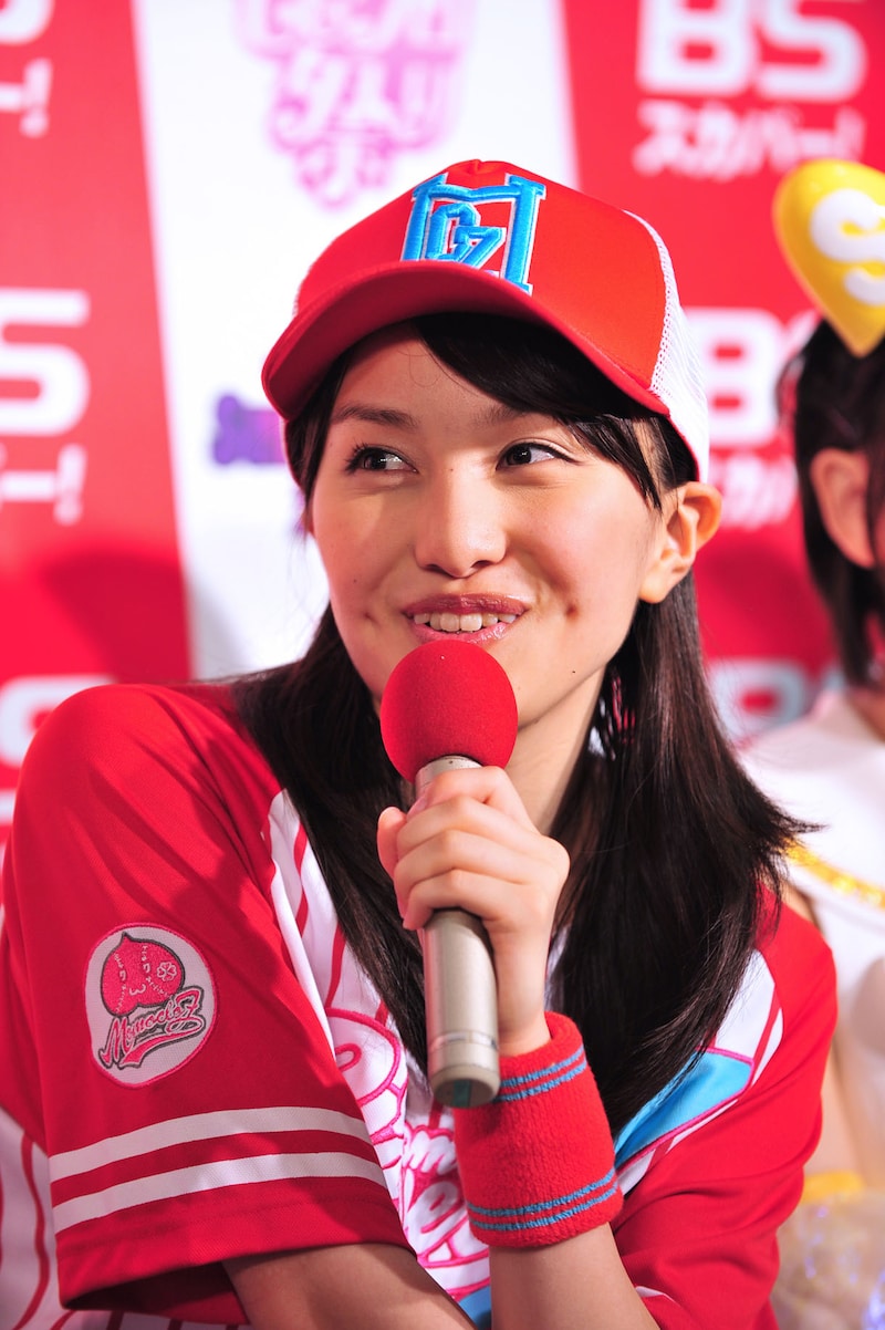 本日のヒロイン、百田夏菜子は記者会見でユニフォーム風の衣装を着用。