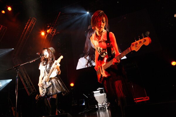 写真は6月16日の東京公演の模様。