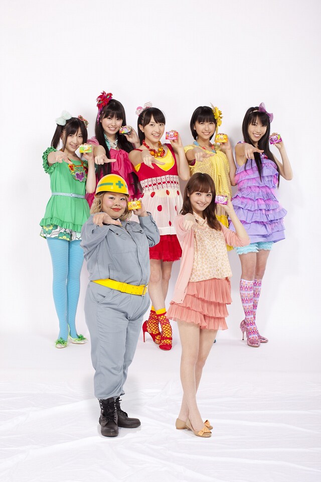 「Fit's」新CMに出演する（前列左から）渡辺直美、佐々木希、（後列の）ももいろクローバーZ