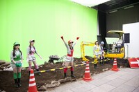 セットはグリーンバックながら、本物の土やショベルカーが用意された。
