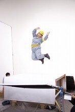 「Fit's」新CMでえびぞりジャンプを披露、宙を舞う渡辺直美。