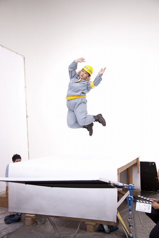 「Fit's」新CMでえびぞりジャンプを披露、宙を舞う渡辺直美。