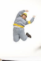 華麗なえびぞりジャンプを成功させた渡辺直美。