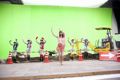 息の合ったダンスを見せる佐々木希とももいろクローバーZ。振り付けはパパイヤ鈴木が「ちょっぴりセクシーさを匂わす感じ」をイメージして作ったもの。