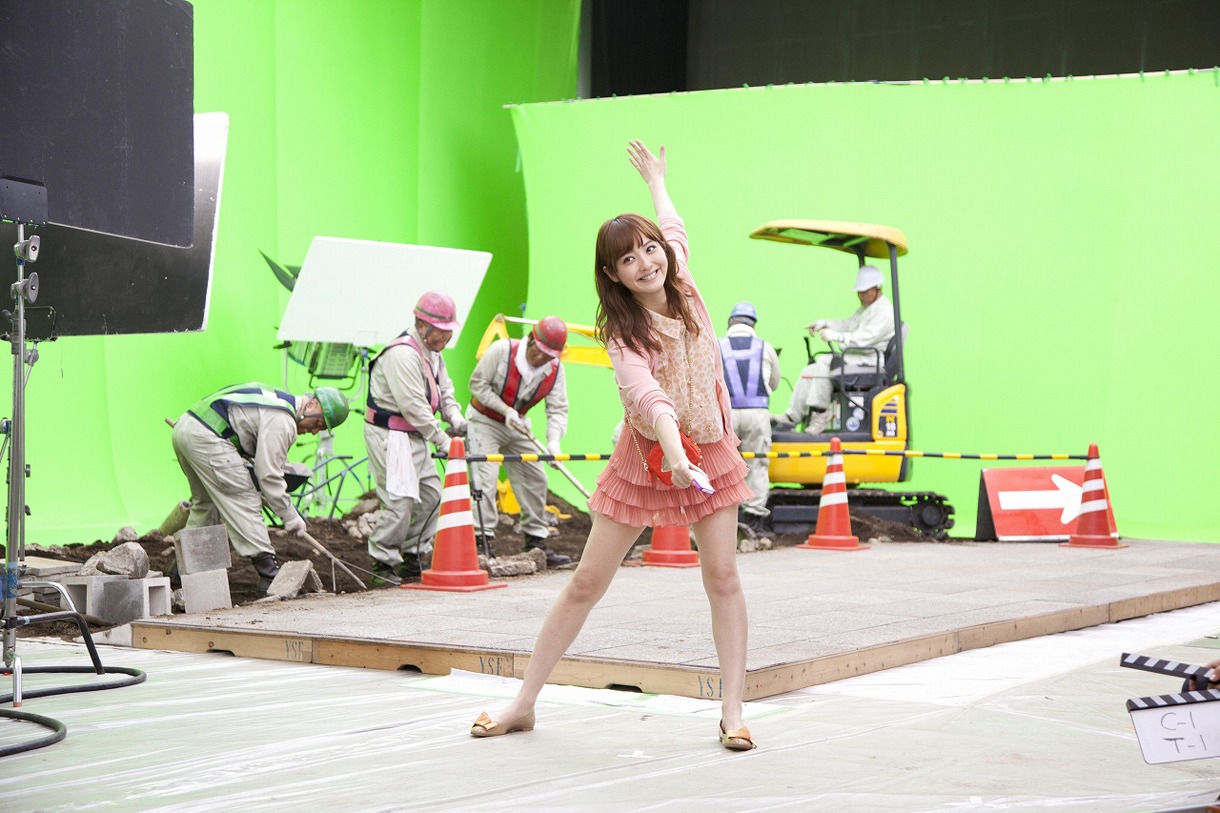 1人でダンスを披露する佐々木希。