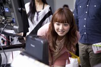 自身のダンスをチェックする佐々木希。