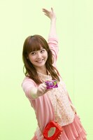 ガムを食べるカットは見事1発OK。本人も驚く早さで「早い！ 慣れってすごい！」と大喜び。