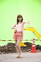 満面の笑顔でダンスする佐々木希。