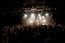 写真は昨日6月17日にLIQUIDROOM ebisuで行われたライブ終了後に挨拶するLOST IN TIMEメンバー。