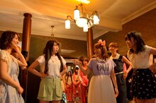 「AKB48殺人事件FILE-1」撮影中のオフショット。