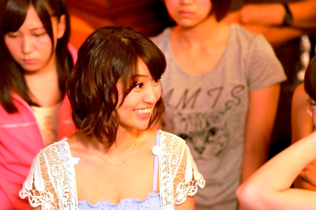 「AKB48殺人事件FILE-1」撮影中のオフショット。