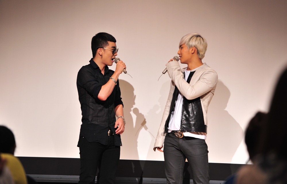 公開記者会見中のV.IとD-LITE。