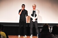 公開記者会見中のV.IとD-LITE。