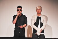 公開記者会見中のV.IとD-LITE。