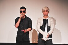 公開記者会見中のV.IとD-LITE。