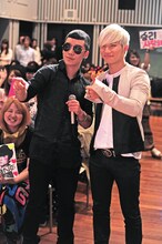 カメラマンからのポーズの要求に応えるV.IとD-LITE。