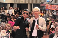 招待されたファンを背に記念撮影するV.I（写真左）とD-LITE（右）。