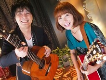 スタジオライブ収録時の押尾コータロー（写真左）と矢井田瞳（右）。