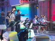 大歓声に包まれ登場したオープニングの様子。