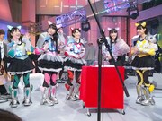 オープニング登場後は、6月21日に19歳の誕生日を迎える高城れに（写真右から2番目）の誕生祝いが行われた。