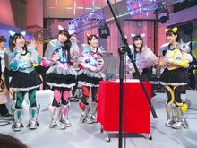 オープニング登場後は、6月21日に19歳の誕生日を迎える高城れに（写真右から2番目）の誕生祝いが行われた。