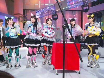 オープニング登場後は、6月21日に19歳の誕生日を迎える高城れに（写真右から2番目）の誕生祝いが行われた。