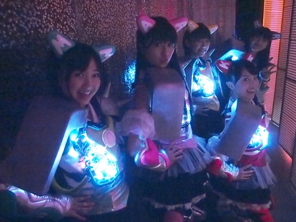 登場前、セット裏でスタンバイ中のももいろクローバーZ。