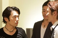 岡田義徳演じる猪又さん（写真左）。（C）2012真鍋昌平・小学館 / 映画「闇金ウシジマくん」製作委員会