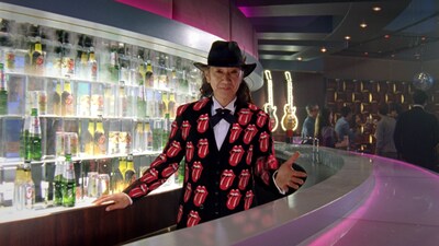 サントリー「ストーンズバー」のCM「OPEN ME UP!」編より。ベロマークのジャケットを羽織ったCharがお出迎え。