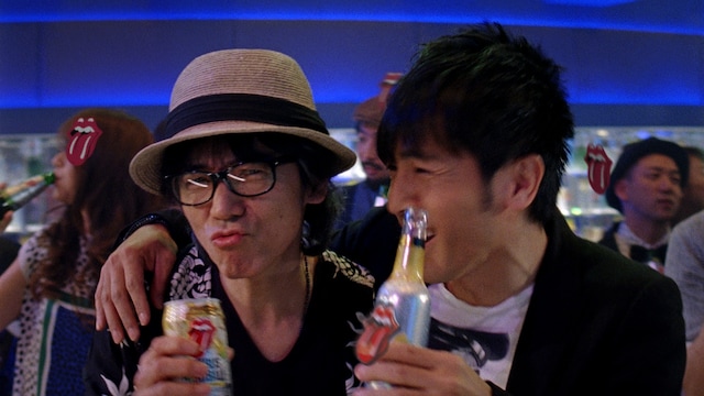 サントリー「ストーンズバー」のCM「OPEN ME UP!」編より。ゴキゲンな様子のCHABOと呼人。