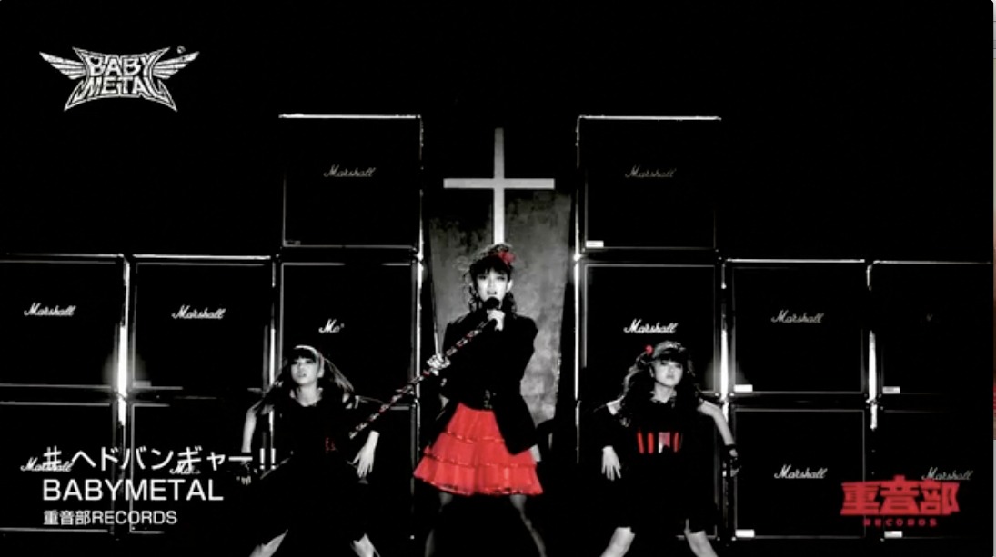 BABYMETAL「ヘドバンギャー!!」ビデオクリップのワンシーン。