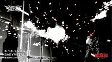 BABYMETAL「ヘドバンギャー!!」ビデオクリップのワンシーン。