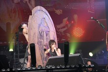 自作の真実の口に手を突っ込む喜矢武豊。その向こうには、パンツ1枚の樽美酒研二が。（写真は17日公演のもの）