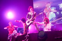 ムラムラ恋愛ドラマの合間にパフォーマンスを披露するゴールデンボンバー。（写真は17日公演のもの）