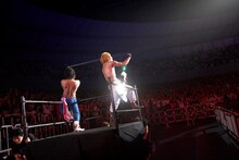 人力フロートに乗りオーディエンスの元に赴く樽美酒研二と歌広場淳。（写真は17日公演のもの）