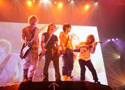 鬼龍院翔のエアバイオリンを白い目で見つめるメンバーたち。（写真は17日公演のもの）