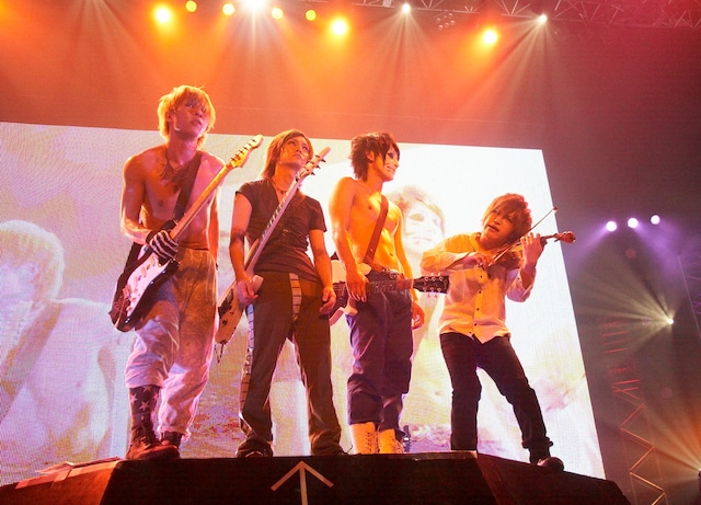 鬼龍院翔のエアバイオリンを白い目で見つめるメンバーたち。（写真は17日公演のもの）