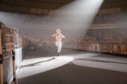 汗を飛び散らしながら、アリーナを激走する歌広場淳。（写真は17日公演のもの）