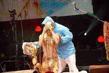 樽美酒研二の手を借りて塗料を体中に塗りたくる喜矢武豊。その表情は修行僧のよう。（写真は17日公演のもの）