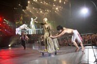 樽美酒研二が押す台車に乗り、ファンに別れを告げる喜矢武豊。（写真は17日公演のもの）