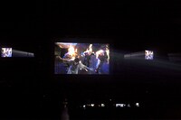 メンバーの体当たり演技がオーディエンスに衝撃を与えたオープニング映像。（写真は17日公演のもの）