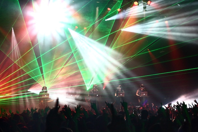 ラップトップを駆使しながらパフォーマンスを披露するサカナクション。（撮影：石阪大輔【Hatos】）