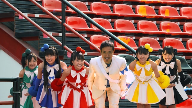 「がんばれニッポン！バージョン」の衣装でスタジアムに登場するももいろクローバー爽と、インテル長友佑都選手。